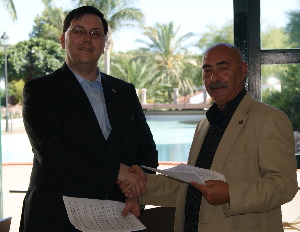 Enrique GarcÃ­a de Castro and Robert Huber changing contracts for the EJC 2011
(c) EFAF